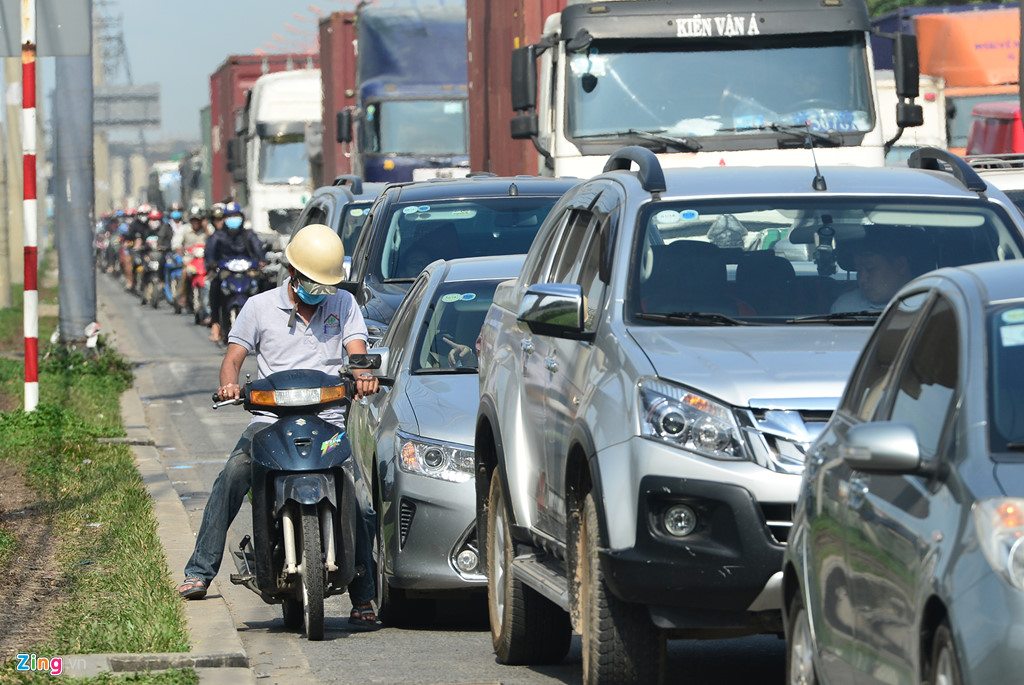 Xe cộ đặc kín trên xa lộ Hà Nội ngày cuối năm